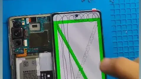 Teste de toque no display trocado de um Samsung Galaxy S20 FE na bancada da Startech