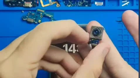Troca da câmera de um iPhone XR na bancada da Startech em Fortaleza